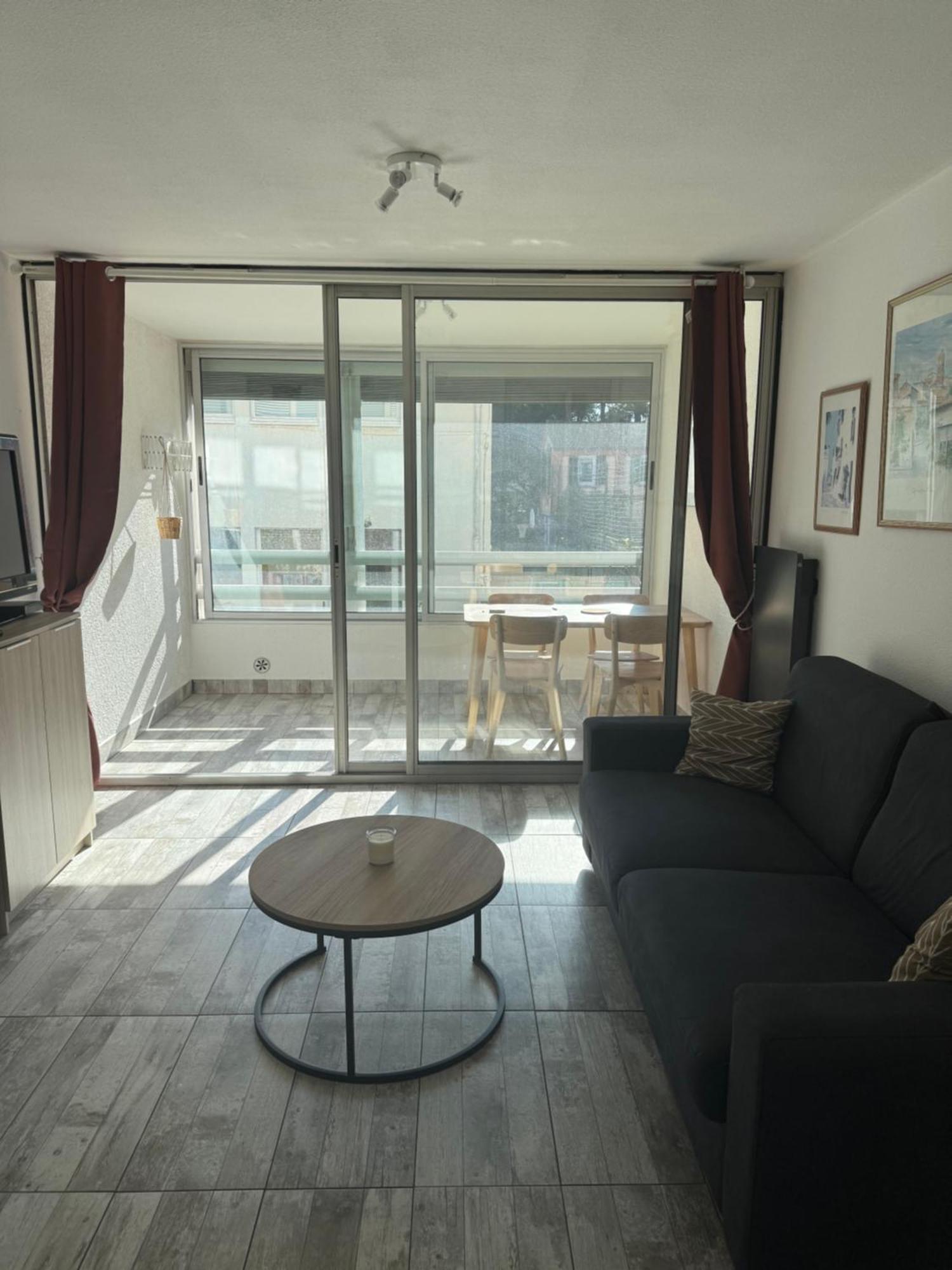 Spacieux studio sur le port de Hyères Extérieur photo